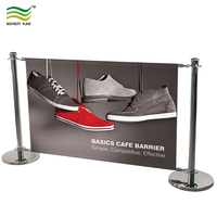 Barrière de café rectangulaire robuste en acier inoxydable avec impression CMYK, logo personnalisé, poteau de guidage portable rétractable pour file d'attente de restaurant