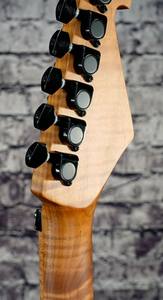 Guitarra Eléctrica de Alta Calidad con Cuerpo de Aliso Sólido, Mástil de Arce Flameado Tostado, Trastes Jumbo de Acero Inoxidable y Trémolo Floyd Rose - Product Image 2