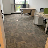 Dalles de moquette modernes en polypropylène à boucles amorties 50x50cm, avec support bitumé, résistantes aux taches et adaptées aux animaux domestiques, pour usage commercial