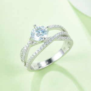 แหวนเพชรทรงกลม 1 กะรัต สี D สร้างในห้องปฏิบัติการ ยี่ห้อ J&C Luxury ตัวเรือนเงินแท้ S925 เครื่องประดับชั้นดีสำหรับผู้หญิง ของขวัญวันครบรอบ - Product Image 1