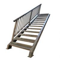 Escaliers extérieurs avec plateforme, escaliers en aluminium, revêtements d'escalier