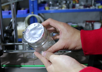 Machine de scellage et d'étiquetage automatique Xtime multi-têtes linéaires pour bouteilles, bocaux et barquettes, avec film en aluminium en rouleau et chauffage