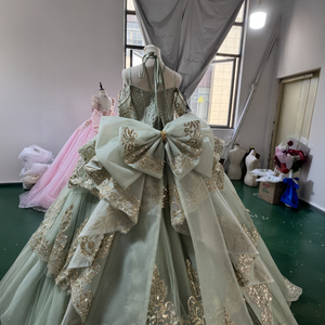 Robe de Quinceañera de luxe vert sauge Mct020 avec appliques en dentelle dorée, corset perlé, robe de bal de princesse à volants superposés Jancember - Product Image 3