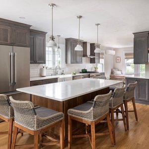 Shaker personalizzato <span class=keywords><strong>legno</strong></span> scuro e bianco mobile da <span class=keywords><strong>cucina</strong></span> con vetro frontale aperto scaffalatura in quarzo controsoffitto isola Cabinet - Product Image 1
