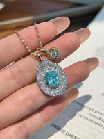 Pendentif en or blanc 18 carats avec diamant Paraiba de laboratoire, pierre principale ovale entièrement pavée, design personnalisé, esthétique de pierres précieuses sur mesure