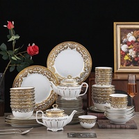 Service de table en céramique de luxe léger de style européen, 62 pièces, avec bordure dorée en relief, en porcelaine fine (Bone China)