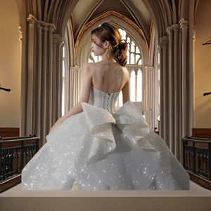 Robe de mariée élégante avec nœud au dos | Décolleté français en cœur avec train cathédrale et soutien grande taille - Product Image 5