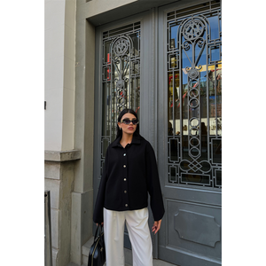 Manteau en cachemire noir avec poches latérales, longueur longue, chaud, avec décoration en fourrure de mouton, fermeture à ceinture, bouton, matière en cuir - Product Image 2