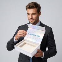 Boîte cadeau à fermeture magnétique holographique avec logo personnalisé, impression sur le couvercle intérieur et impression flocon de neige bleu pour la conception d'emballages cadeaux