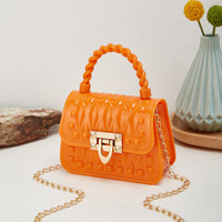 Bunte Mini-Umhängetaschen, niedliche, wasserdichte Taschen mit Perlenstickerei und Buchstaben-Design, trendige Nieten-Jelly-Bag für kleine Mädchen