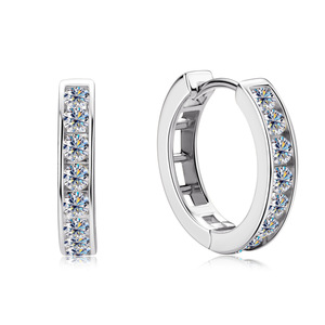 Pendientes de tuerca de moissanita VVS GRA de corte redondo con diseño de cola de pez de líneas simples, rellenos de oro de 14K, joyería de uso diario para mujer - Product Image 1