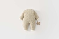 Combinaison matelassée pour bébé avec applique mouton en peluche |   Combinaison rembourrée à col côtelé |   Beige et bleu-gris hiver