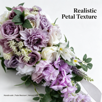 Élégant bouquet de mariée en cascade en forme de larme avec des fleurs de pivoine lilas, violettes et blanches, et des feuillages mélangés, pour la décoration de cérémonie de mariage