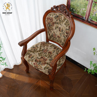 Chaise de salle à manger européenne vintage en bois massif sculpté avec revêtement en tissu floral