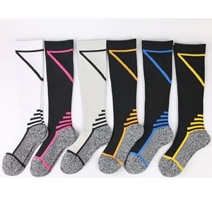 Kaos Kaki Kompresi Olahraga Profesional Setinggi Lutut untuk Lari Bersepeda - Kaos Kaki Kompresi Bertingkat Bernapas dengan Logo Kustom - Product Image 6
