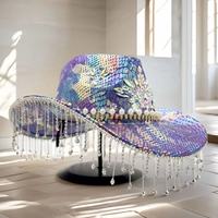 Chapeau de cowboy imprimé serpent violet en gros avec fleurs, cristaux, strass et franges de perles pour enterrement de vie de jeune fille, rave, festival, fête pour femmes