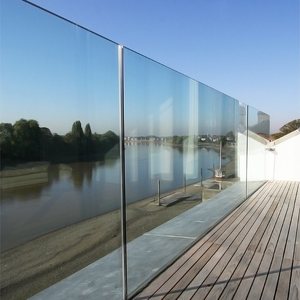 Balustrade en verre en forme de <span class=keywords><strong>U</strong></span> minimaliste pour balcon, garde-corps pour maisons, panneau en verre trempé transparent avec revêtement de protection UV - Product Image 2