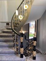 Balustre d'escalier moderne en alliage d'aluminium sculpté, courbes lisses, design élégant, point focal de terrasse, résistant à l'eau, pour villa