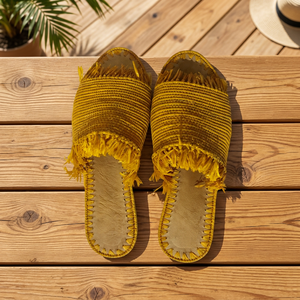 Sandales d'été modernes jaunes faites à la main en paille rayée à bout ouvert avec franges décoratives, respirantes pour l'extérieur - Product Image 3