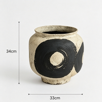 Ensemble de vases en céramique crème vieillie avec grand cercle noir dessiné à la main, style Wabi Sabi, pour décoration de meuble rustique en bois