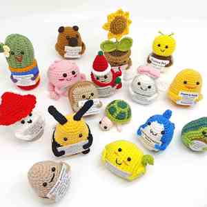 Poupées et jouets personnalisés en crochet, 100 modèles, plantes et animaux d'entraînement émotionnel, mini patates positives amusantes avec carte d'affirmation - Product Image 1