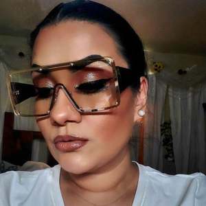 Nouvelles lunettes de soleil pour femmes avec logo personnalisé, luxe, couleurs dégradées uniques, monture large, lunettes de soleil carrées surdimensionnées pour femmes - Product Image 5