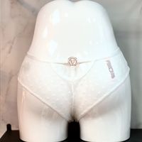 Cross Border Spot femmes dentelle broderie en forme de coeur creux V-Ring boucle sous-vêtements arc Sexy Triangle sous-vêtements sous-vêtements amusants