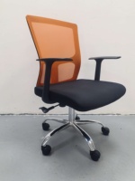 Chaise de bureau exécutive pivotante inclinable moderne de couleur orange avec appui-tête réglable et tissu en maille confortable