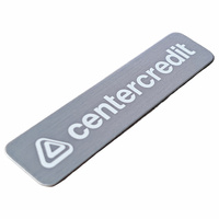 Plaque métallique personnalisée en aluminium brossé argenté avec impression de logo blanc pour machine
