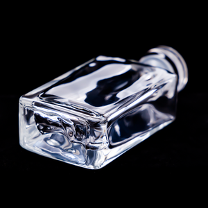 <span class=keywords><strong>Bottiglia</strong></span> di vetro di liquore quadrata vuota all'ingrosso 100ml, <span class=keywords><strong>il</strong></span> <span class=keywords><strong>fondo</strong></span> <span class=keywords><strong>della</strong></span> <span class=keywords><strong>bottiglia</strong></span> ha la forma di un vulcano - Product Image 4