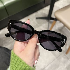 Lunettes de soleil de luxe unisexes multicolores de haute qualité avec protection UV400 en PC, monture blanche, style œil-de-chat tendance pour l'extérieur - Product Image 2