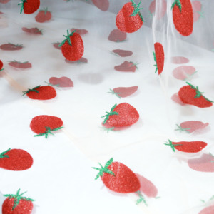 Tessuto in <span class=keywords><strong>Tulle</strong></span> di Nylon con Motivo a Fragola Lucido, Rete Glitterata Trasparente per Abiti, Costumi, Accessori per Capelli, Decorazioni, Vendita all'Ingrosso - Product Image 4