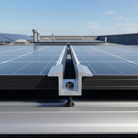Support de fixation intermédiaire pour panneaux solaires en aluminium anodisé, sécurisant deux modules photovoltaïques, résistant aux fort vents