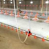Système d'abreuvement automatique à tétines pour poulaillers avec régulateur doseur Dosatron et coupelle d'abreuvement pour poules pondeuses et reproductrices