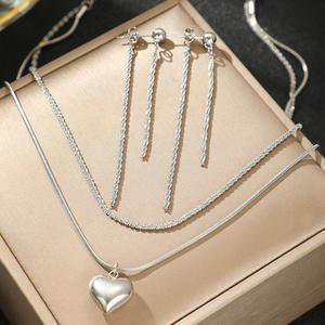 Nouveau Collier Ras du Cou Superposé en Acier Inoxydable avec Pendentif Cerise et Chaîne Torsadée, Plaqué Or 18K, Idéal pour Mariage, Fête, Cadeau, Ensemble de Bijoux - Product Image 5