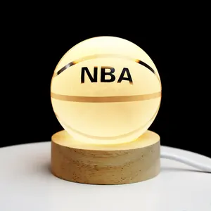 एलईडी प्रकाश के साथ 60mm बास्केटबॉल उत्कीर्ण क्रिस्टल बॉल लकड़ी आधार