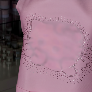 Grembiule A10jet Chic e Funzionale KITTY Impermeabile Rosa e Bianco con Biancheria Intima Monouso per Tecnici delle Unghie, Stilisti e Artisti - Product Image 1