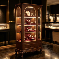 Vitrine de luxe vintage en bois pour bijoux, avec armoire de présentation en verre cintrée, éclairage LED et tiroirs de rangement pour l'affichage de bijoux en magasin.
