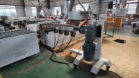 Extrudeuse Monovis Personnalisable à Haut Débit pour l'Extrusion de Profilés de Construction en PVC Rigide pour Portes et Fenêtres Creuses