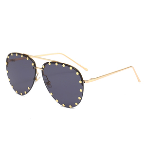Lunettes de soleil classiques à rivets UV400 pour femmes et hommes - Sac de luxe tendance - Product Image 1