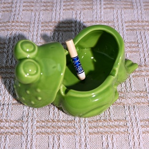 Petite <span class=keywords><strong>grenouille</strong></span> en céramique <span class=keywords><strong>cendrier</strong></span> couverture Portable Anti-mouche cendres mignon chinois décor pour bureau maison salon thé animal bureau décor - Product Image 4