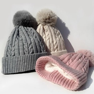 Vente en gros de chapeaux d'hiver personnalisés pour femmes avec doublure en fourrure sherpa chaude, <span class=keywords><strong>pompon</strong></span> en fausse fourrure, <span class=keywords><strong>bonnet</strong></span> tricoté - Product Image 1