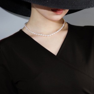 Collier de perles de millet d'eau douce pour femmes, luxueux et à la mode, chaîne de clavicule avec un tempérament simple, élégant et stylé - Product Image 3