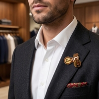 Épinglette amusante sur le thème des affaires, motif main tenant un sac d'argent, en alliage de zinc, idéale pour les cadeaux d'équipe commerciale, les cadeaux de salon professionnel, logo personnalisé