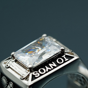 สวมใส่ความเป็นเอกลักษณ์ของคุณ |   แหวนตราประทับทองคำ 18K ทรงมรกต ประดับเพชร 5.14 กะรัต ฝังแบบ Pave Claw Rune รุ่น Heritage Investment Piece - Product Image 5