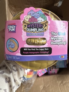 Squishy Mystery Dumpling Buns Galaxy Shark Gold Glitter Rainbow Sunset Confezione da Cinque in Gomma - Product Image 5