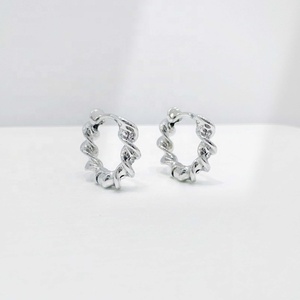 Precio de fábrica, plata 925, pendientes minimalistas occidentales de plata de ley, redondos irregulares, estilo hiphop, hipoalergénicos, pendientes de moda para mujer. - Product Image 1