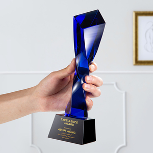 Trofeo <span class=keywords><strong>de</strong></span> Cristal Artificial Personalizado |   Escultura Grabada Creativa para Graduación y Premios a Personal Destacado - Product Image 1