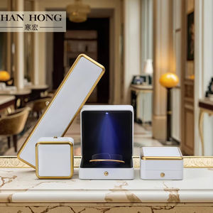 ネックレスブレスレットリングジュエリーボックスLedライトカスタム高级PUレザープラスチック白エンバラージBijoux Avecロゴ - Product Image 3