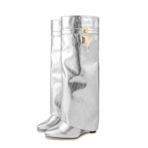 <span class=keywords><strong>Stivali</strong></span> Alti al Ginocchio da <span class=keywords><strong>Donna</strong></span> di Marca Famosa con Tacco a Zeppa, Design Personalizzato in Ecopelle Metallizzata con Lucchetto - Product Image 6